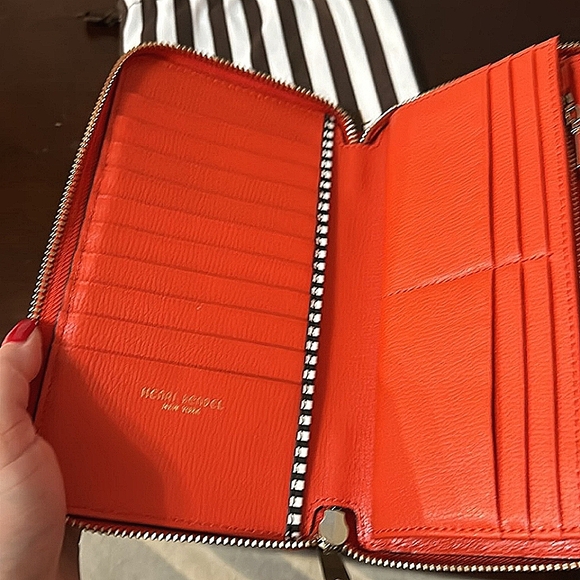 🤎 Henri Bendel ®️ Orange Leather Continental Zipper Wallet Preowned - Picture 3 of 12